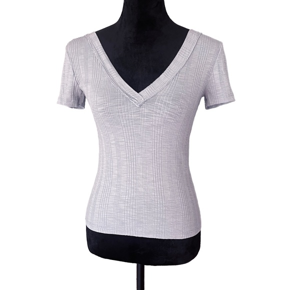 🍀3 for 35- Urban Outfitters Cotton & Modal V-Neck T-Shirt - Picture 1 of 3